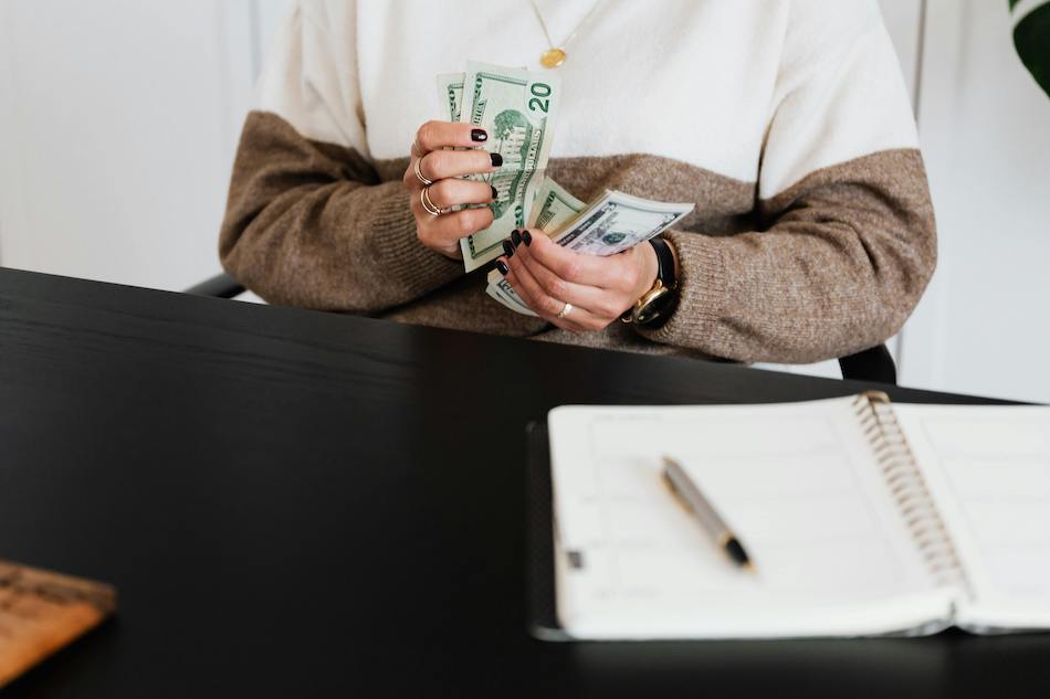 AI vs. Manual Bookkeeping: Which One Saves More Time & Money?